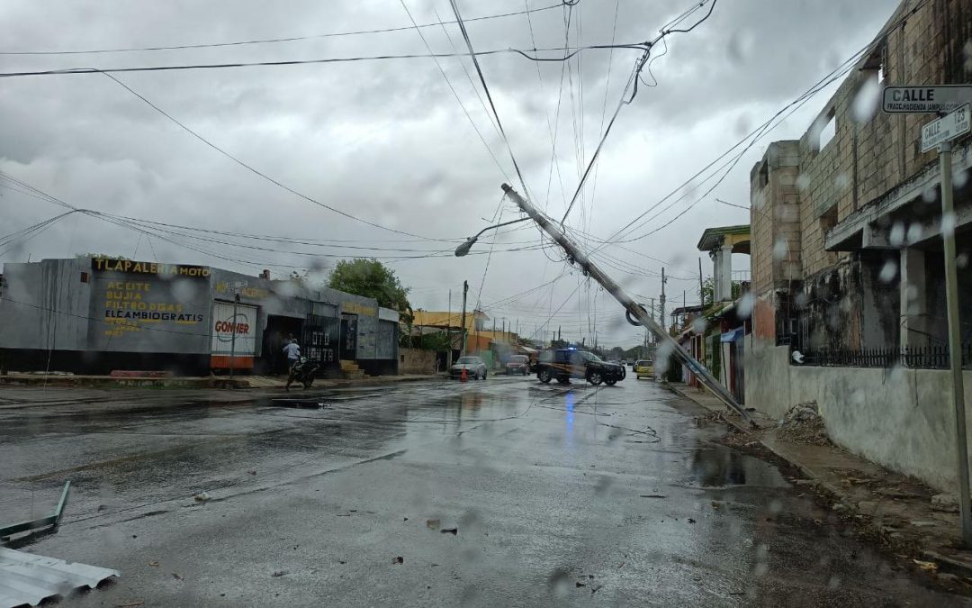 Tres eventos sacuden a los yucatecos: corte de luz, turbonada y tráiler derribando postes