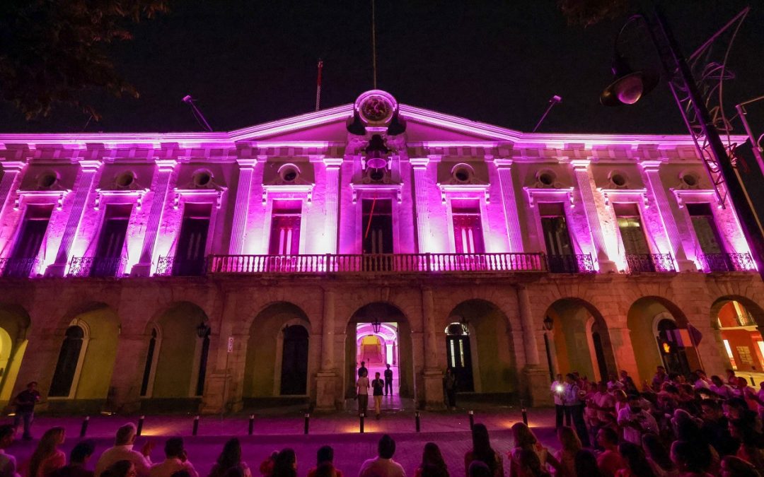 Iluminan de rosa Palacio de Gobierno en la lucha contra el cáncer de mama