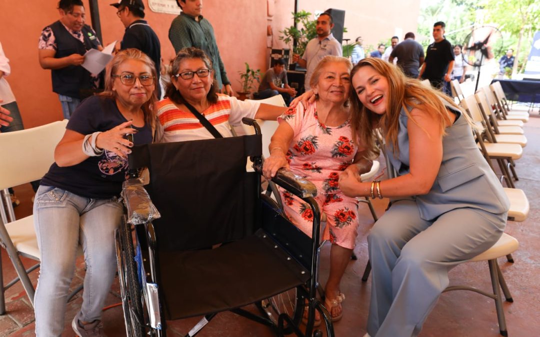 Entrega Cecilia Patrón aparatos ortopédicos y auditivos