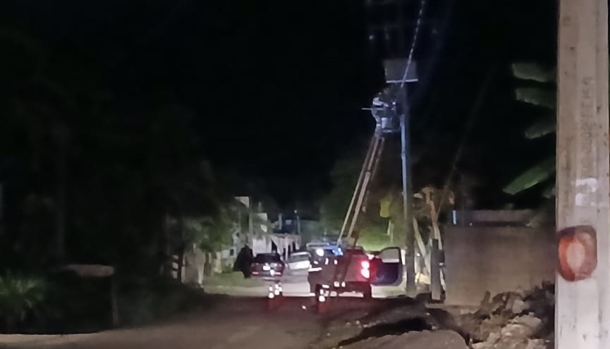 Retienen a trabajadores de la CFE en El Cuyo, por falta de energía