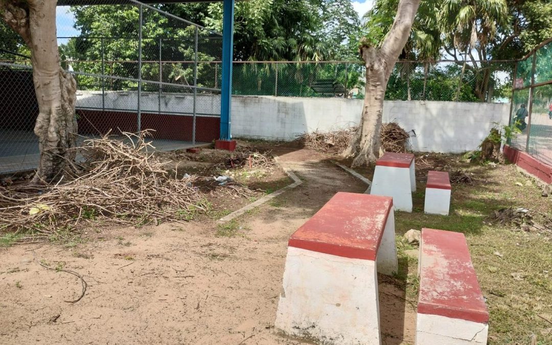 Mejoran iluminación y limpieza en la cancha de usos múltiples de santo domingo, en Tizimín