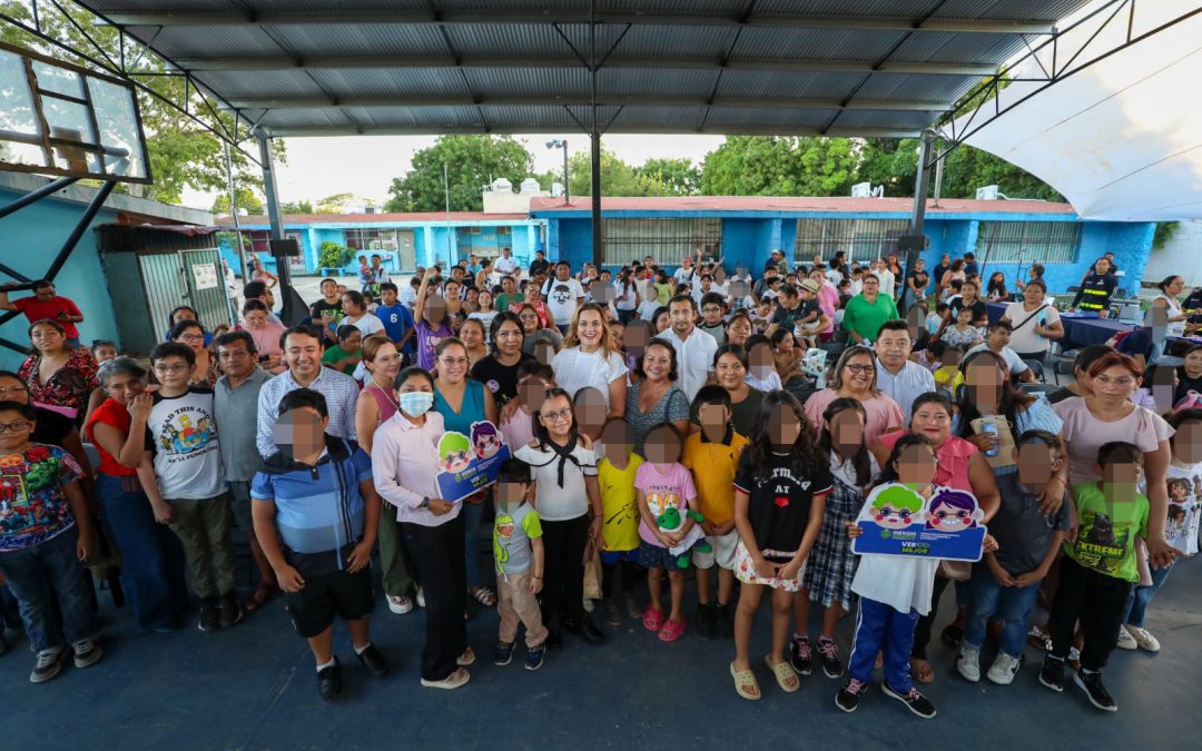 Apoya Cecilia Patrón con lentes a niñas y niños de escuela primaria.