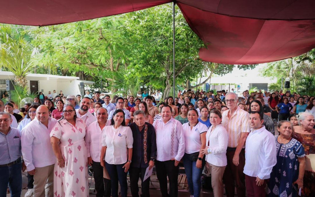 Gobernador Díaz Mena entrega equipo de cómputo y uniformes al personal administrativo de la UPN