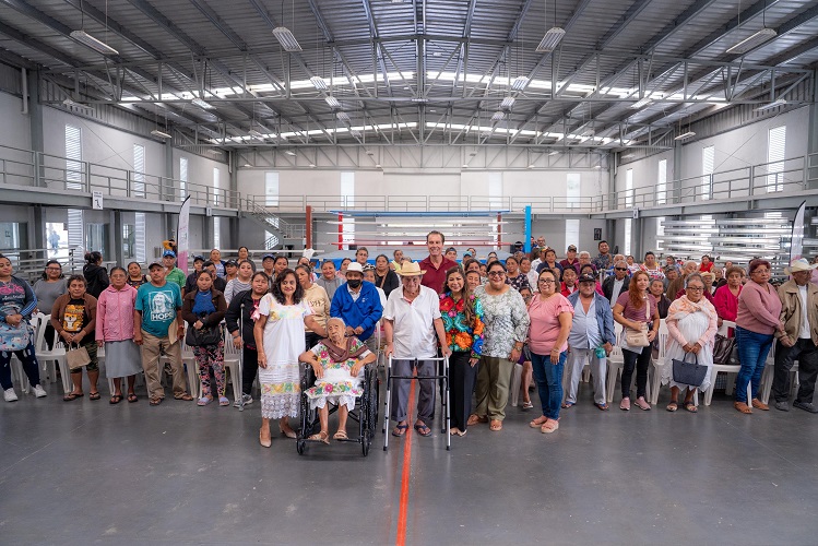 Fortalecen autonomía de yucatecos con entrega de aparatos de movilidad