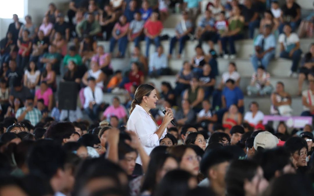 Cecilia Patrón entrega certificados de cursos propedéuticos y becas de excelencia a jóvenes de Mérida