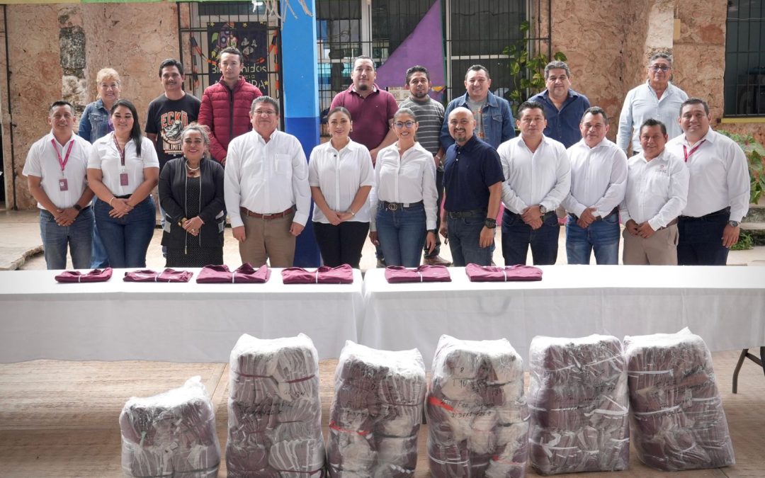 Distribuyen más de 10 mil chamarras escolares en Yucatán, como parte del programa bienestar en tu escuela