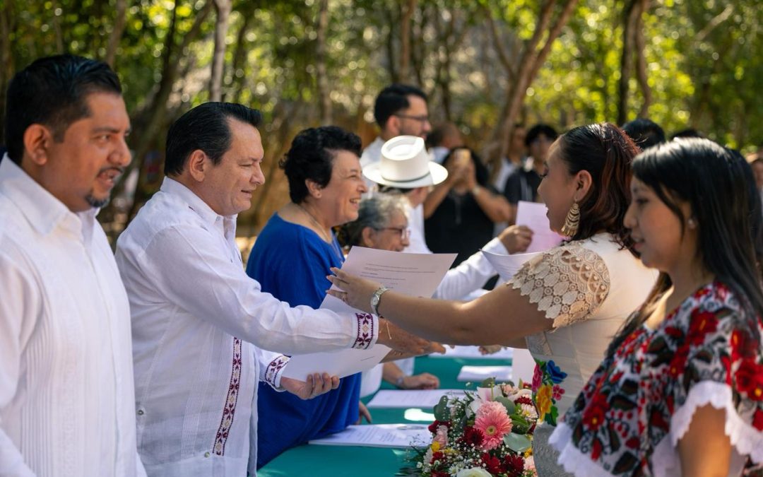 Gobernador entrega 220 certificados de licenciatura a egresados de las Universidades para el Bienestar