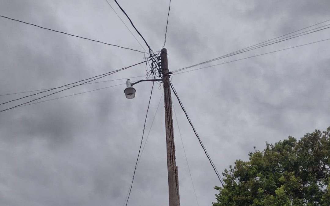 Piden a CFE reemplazo de postes en mal estado, en Loche