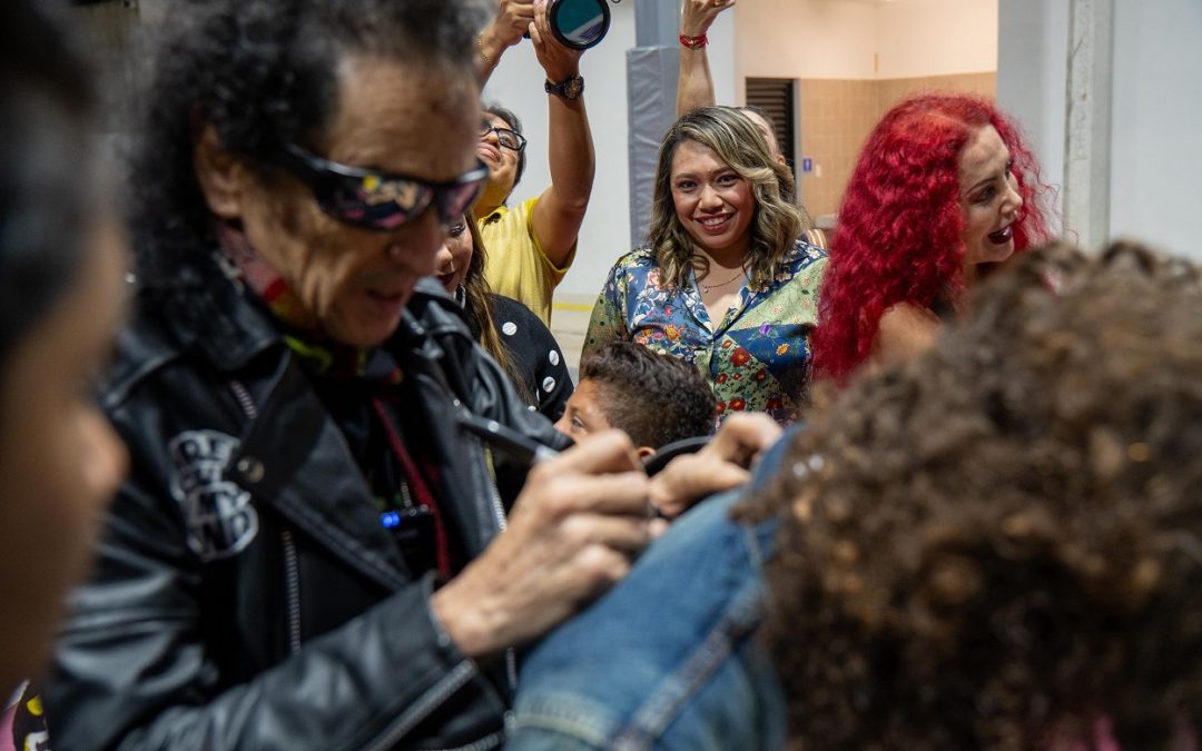 Alex Lora convive con niñas, niños y adolescentes de Casa Otoch en una jornada de música y alegría