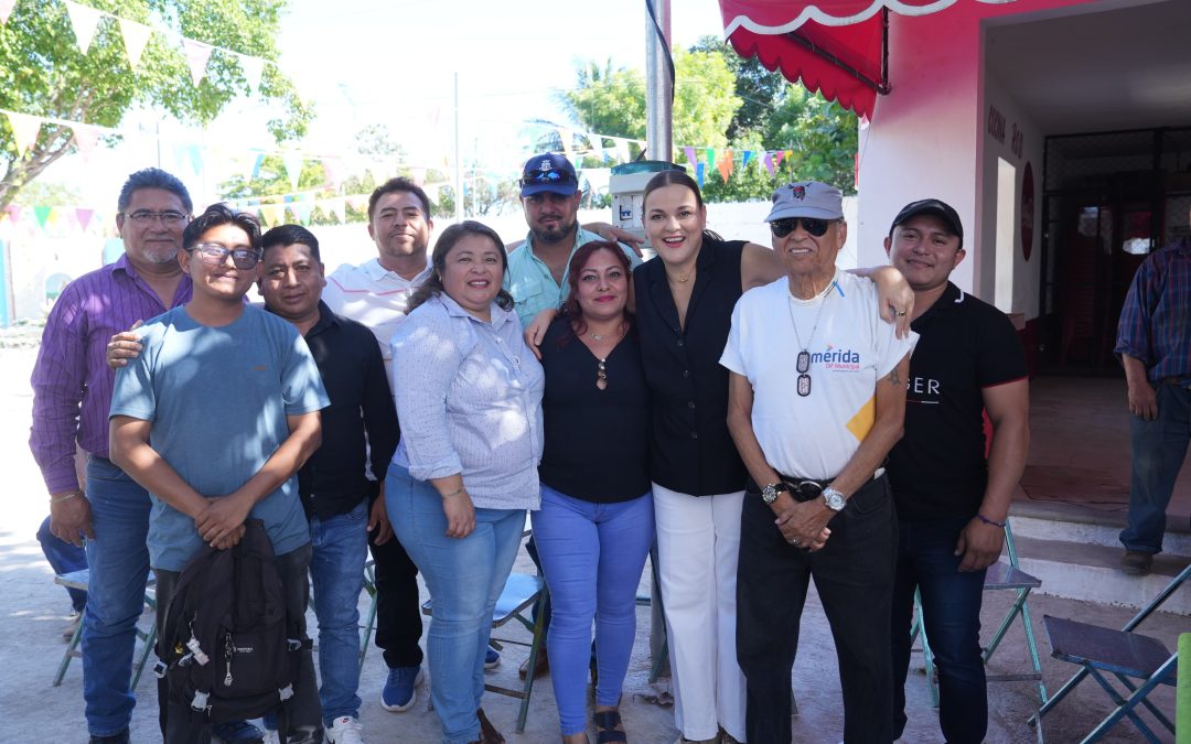 Cecilia Patrón celebra el fin de un intenso año de trabajo con servidores públicos del Ayuntamiento de Mérida.