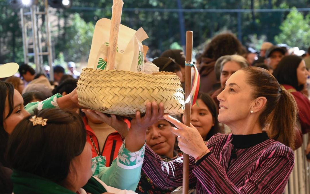Firma presidenta Claudia Sheinbaum restitución de tierras, inaugura Centro Libre para mujeres y conversa con jóvenes en gira por Chihuahua