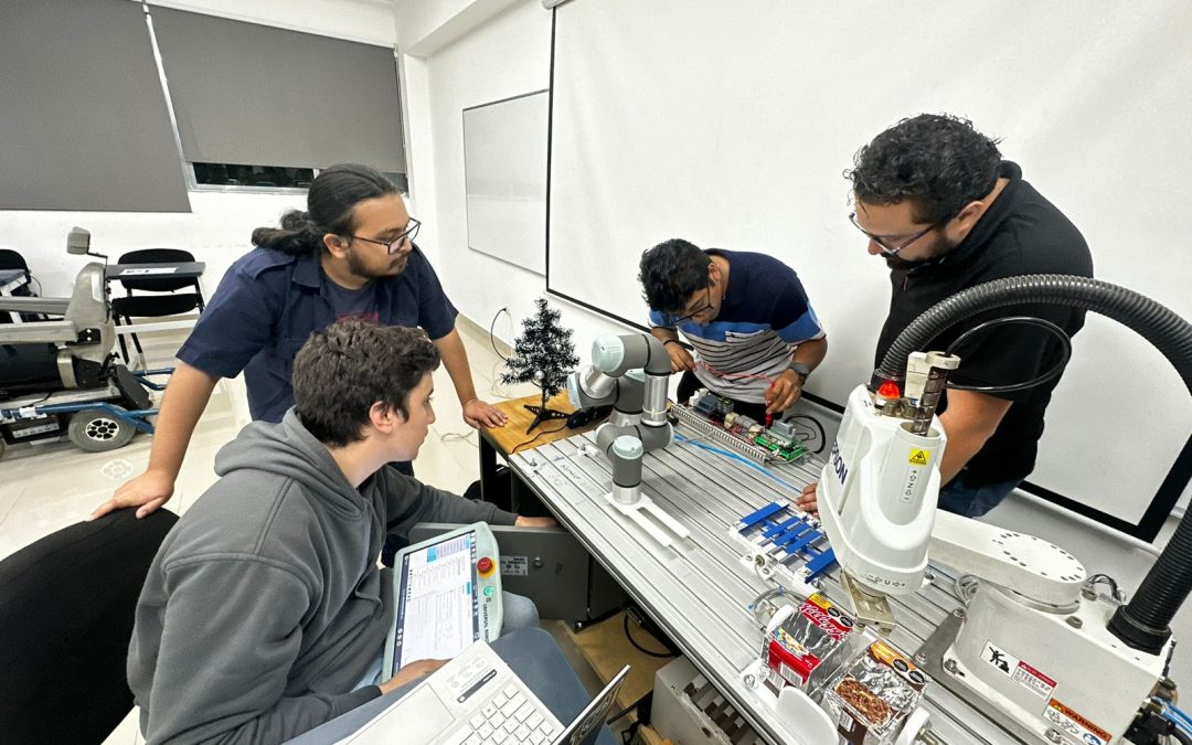 Estudiantes de la Universidad Modelo dan muestra de su talento en la Expotrónica 2025