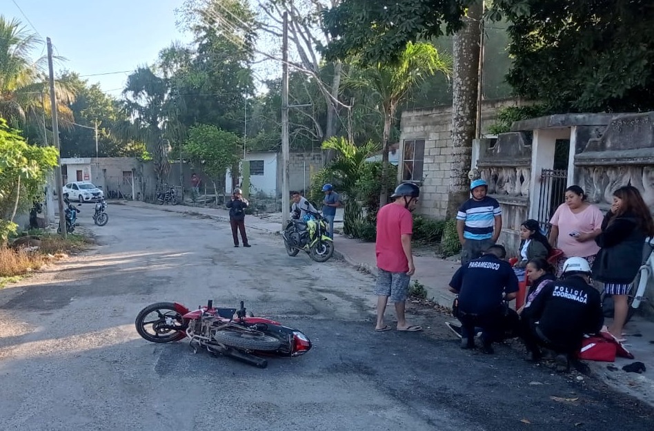 Madre no alcanzó a llevar a su hija a la escuela, un perro se atravesó y cayeron de la moto, en Tizimín