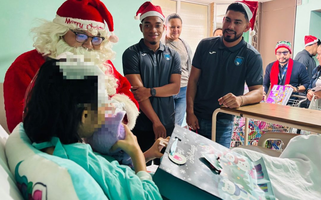 En UMAE del IMSS Yucatán jugadores del equipo de fútbol Venados FC entregan juguetes a niñas y niños
