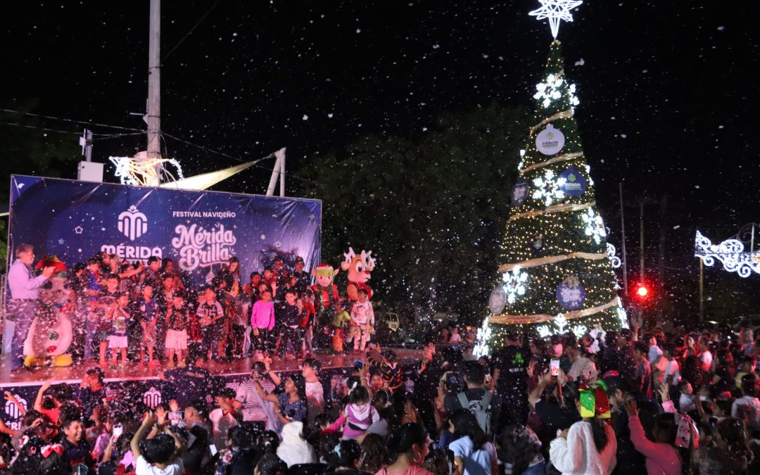 Pone en funcionamiento Cecilia Patrón el 6° Árbol de Navidad monumental en Mérida