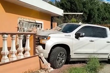 Chocan y destruyen una vivienda con una camioneta de lujo, en Tizimín
