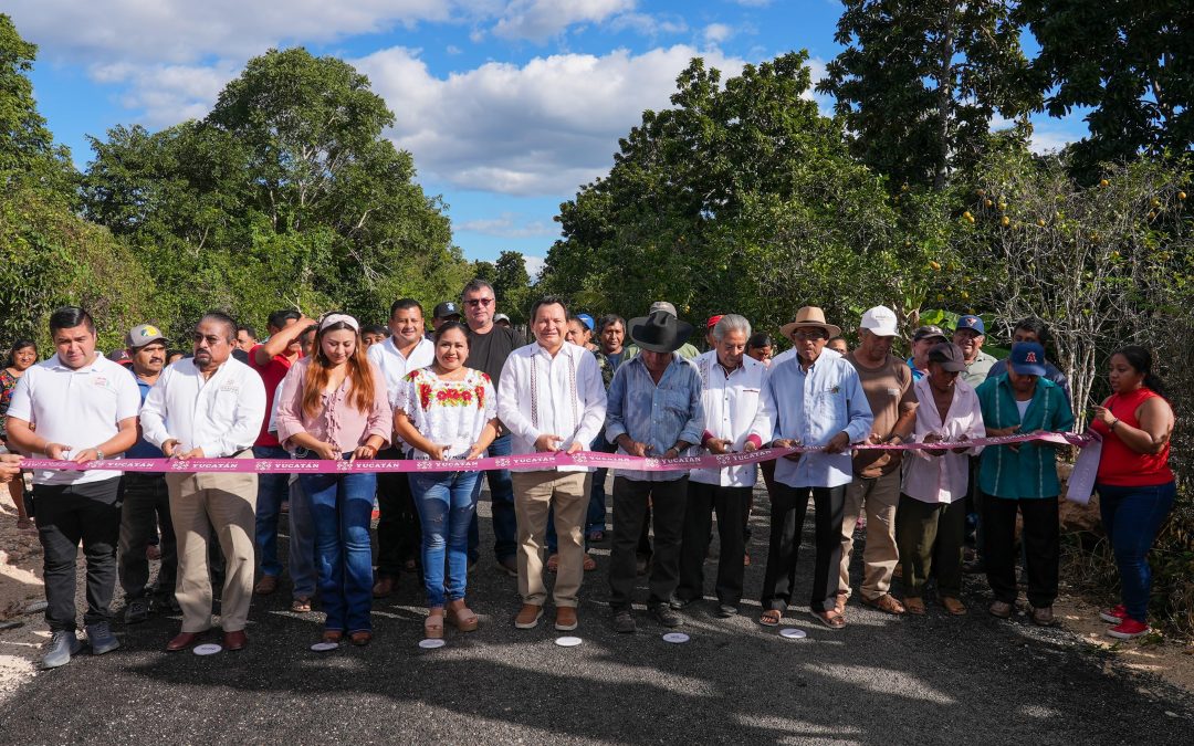 Benefician caminos sacacosechas a 10 mil productoras y productores de Akil