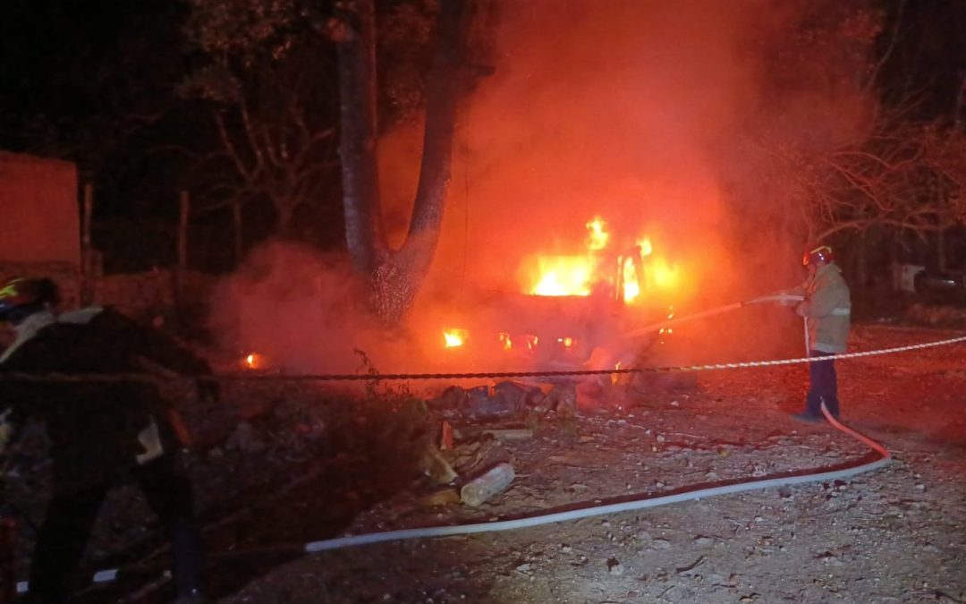 Por quemar basura, se incendia un vehículo en Tizimín