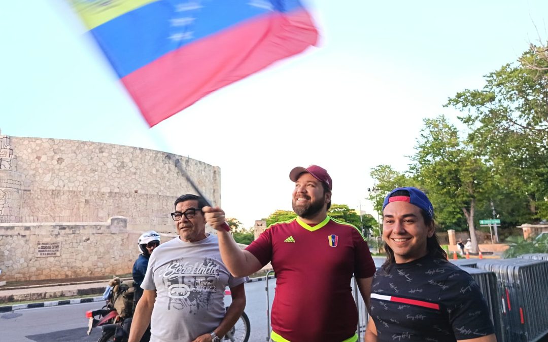 Festejan venezolanos en Mérida caída de Maduro