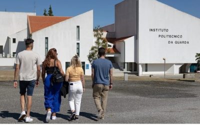 Ofrecen a jóvenes del oriente yucateco 15 becas para estudiar en universidad europea