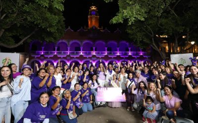 Honra Cecilia Patrón la lucha de las mujeres meridanas con iluminación del Palacio Municipal de Mérida